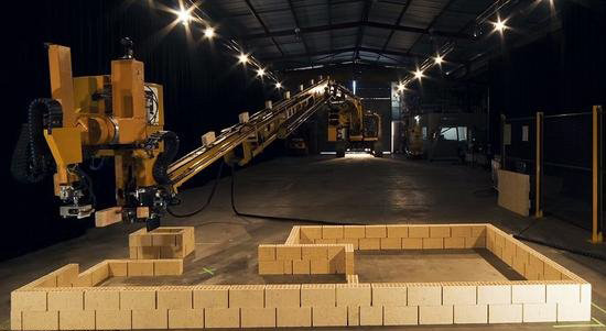 Hadrian&nbsp;<wbr>X砌砖机器人&nbsp;<wbr>搬砖也要失业了